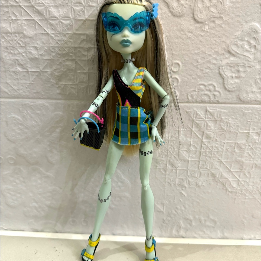 Monster high Frankie Stein gloom beach